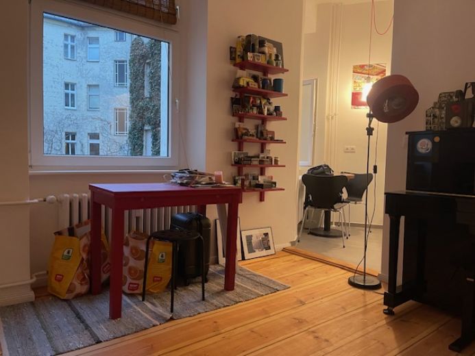 Beautiful, newly renovated erlin-style Altbauwohnung/apartment, 2nd floor, side wing, Charlottenburg S-Bahn station is within walking distance