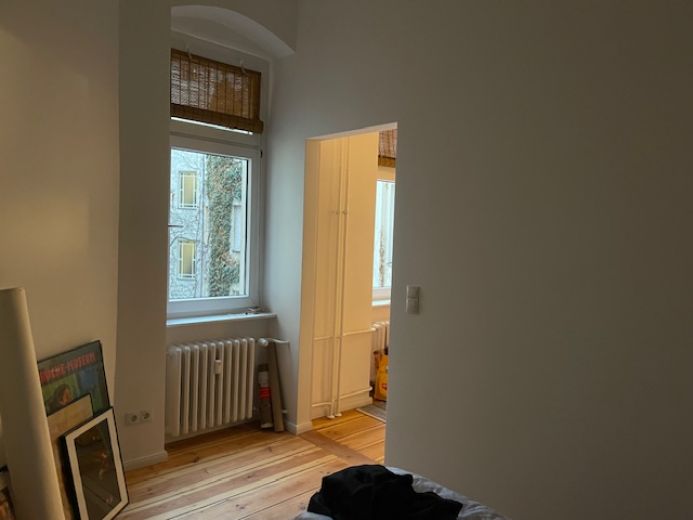 Beautiful, newly renovated erlin-style Altbauwohnung/apartment, 2nd floor, side wing, Charlottenburg S-Bahn station is within walking distance