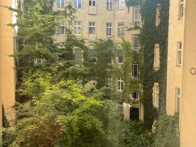 Beautiful, newly renovated erlin-style Altbauwohnung/apartment, 2nd floor, side wing, Charlottenburg S-Bahn station is within walking distance
