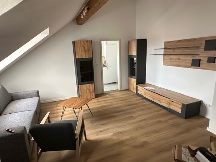 Wunderschöne möblierte 2-Zimmer DG Wohnung mit Balkon/Terrasse sehr ruhig mit TG Platz