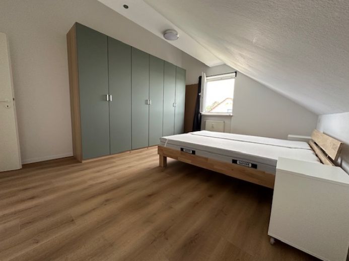 Wunderschöne möblierte 2-Zimmer DG Wohnung mit Balkon/Terrasse sehr ruhig mit TG Platz