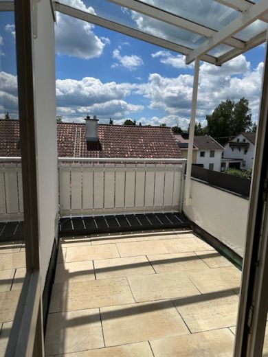 Wunderschöne möblierte 2-Zimmer DG Wohnung mit Balkon/Terrasse sehr ruhig mit TG Platz
