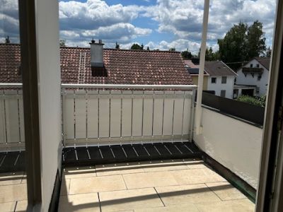 Wunderschöne möblierte 2-Zimmer DG Wohnung mit Balkon/Terrasse sehr ruhig mit TG Platz