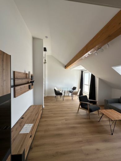 Wunderschöne möblierte 2-Zimmer DG Wohnung mit Balkon/Terrasse sehr ruhig mit TG Platz