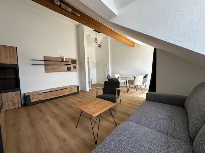 Wunderschöne möblierte 2-Zimmer DG Wohnung mit Balkon/Terrasse sehr ruhig mit TG Platz