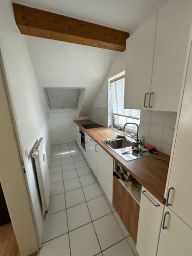 Wunderschöne möblierte 2-Zimmer DG Wohnung mit Balkon/Terrasse sehr ruhig mit TG Platz