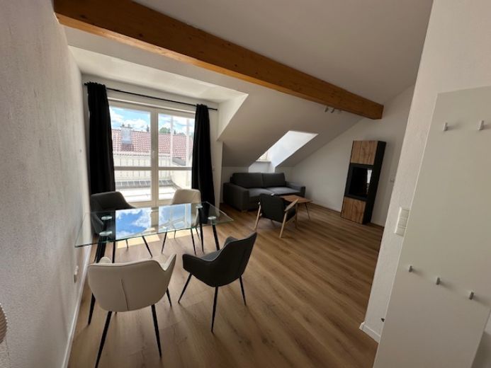 Wunderschöne möblierte 2-Zimmer DG Wohnung mit Balkon/Terrasse sehr ruhig mit TG Platz