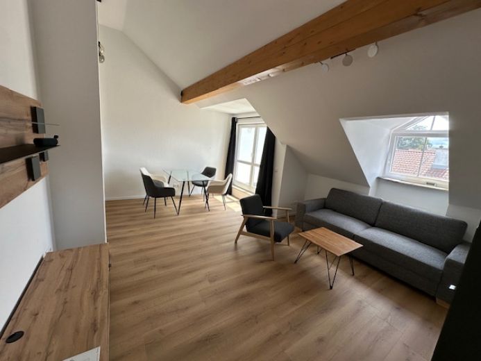 Wunderschöne möblierte 2-Zimmer DG Wohnung mit Balkon/Terrasse sehr ruhig mit TG Platz