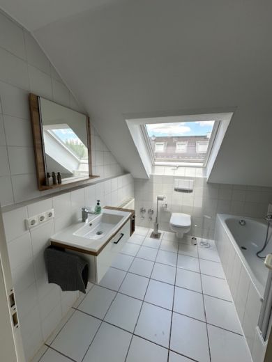 Wunderschöne möblierte 2-Zimmer DG Wohnung mit Balkon/Terrasse sehr ruhig mit TG Platz
