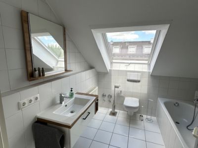 Wunderschöne möblierte 2-Zimmer DG Wohnung mit Balkon/Terrasse sehr ruhig mit TG Platz