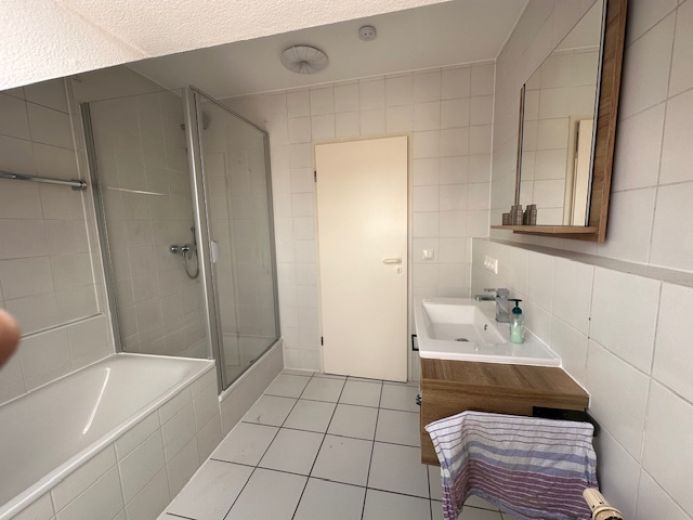Wunderschöne möblierte 2-Zimmer DG Wohnung mit Balkon/Terrasse sehr ruhig mit TG Platz