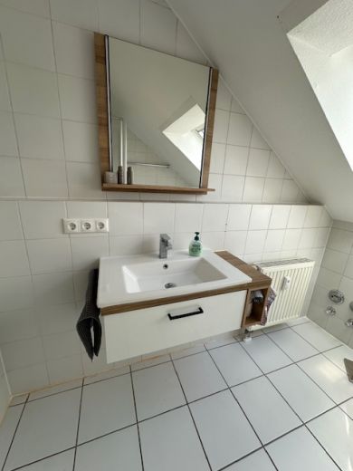 Wunderschöne möblierte 2-Zimmer DG Wohnung mit Balkon/Terrasse sehr ruhig mit TG Platz