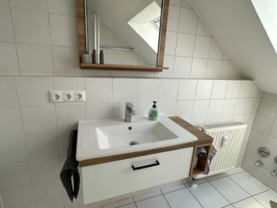 Wunderschöne möblierte 2-Zimmer DG Wohnung mit Balkon/Terrasse sehr ruhig mit TG Platz