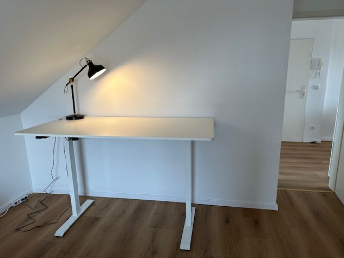 Wunderschöne möblierte 2-Zimmer DG Wohnung mit Balkon/Terrasse sehr ruhig mit TG Platz