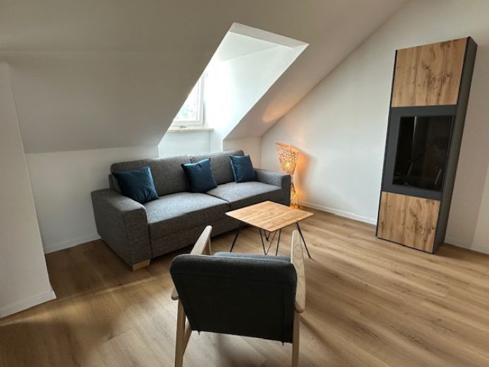 Wunderschöne möblierte 2-Zimmer DG Wohnung mit Balkon/Terrasse sehr ruhig mit TG Platz