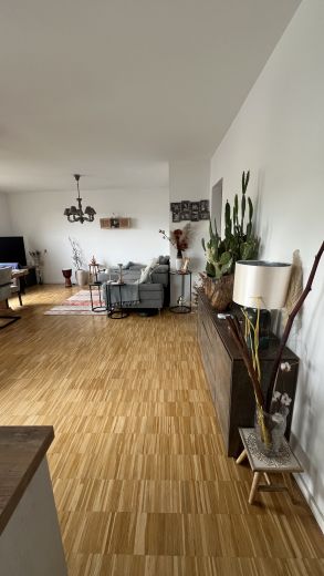 Zwischenmiete: Geschmackvolle 3-Raum-DG-Wohnung mit Einbauküche in Bad Soden