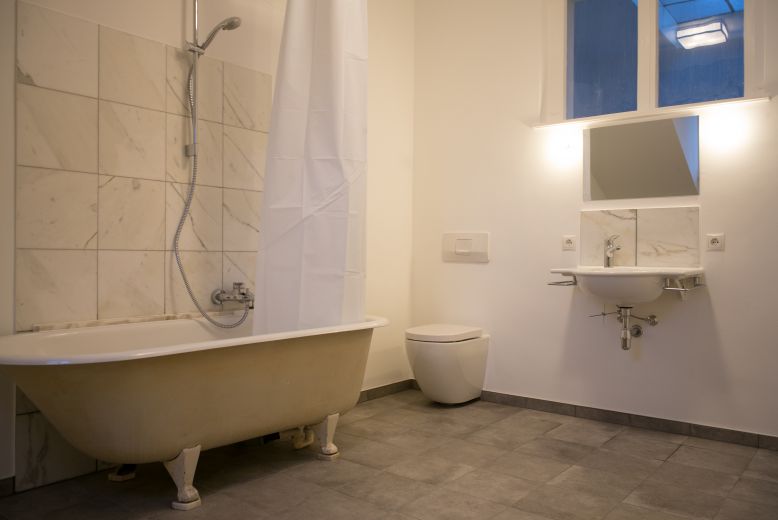 Topsaniertes Möbliertes Apartment in denkmalgeschütztem Gebäude