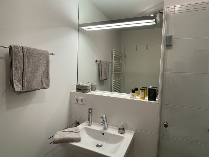 Möblierte, modern eingerichtete und komfortabel ausgestattete Wohnung direkt am Park