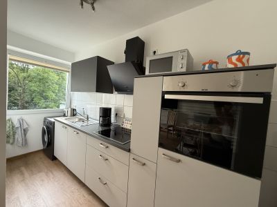 Küche mit Geschirrspüler und Waschmaschine