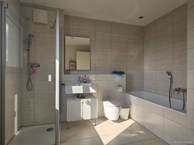 Moderne 3-Zimmer-Neubauwohnung mit Balkon und Stellplatz in Freising bei München
