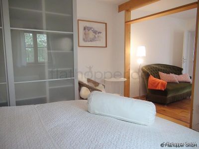 Charmante, renovierte und ruhige 2-Zimmer- Wohnung mit Sonnenterrasse im Vorgarten Münchens-Moosach