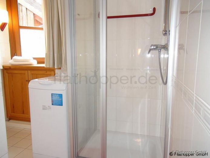 Charmante, renovierte und ruhige 2-Zimmer- Wohnung mit Sonnenterrasse im Vorgarten Münchens-Moosach