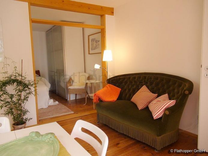 Charmante, renovierte und ruhige 2-Zimmer- Wohnung mit Sonnenterrasse im Vorgarten Münchens-Moosach