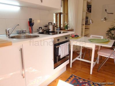 Charmante, renovierte und ruhige 2-Zimmer- Wohnung mit Sonnenterrasse im Vorgarten Münchens-Moosach