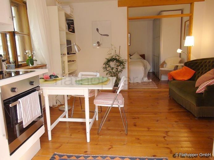 Charmante, renovierte und ruhige 2-Zimmer- Wohnung mit Sonnenterrasse im Vorgarten Münchens-Moosach