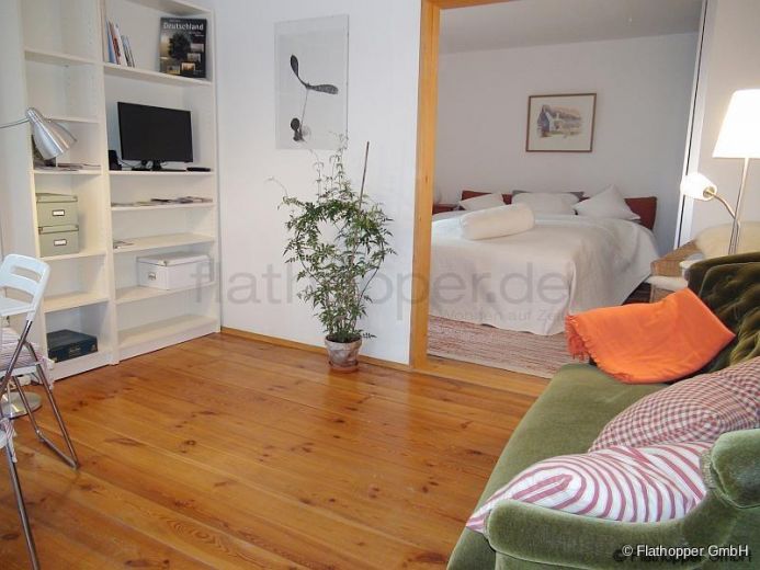 Charmante, renovierte und ruhige 2-Zimmer- Wohnung mit Sonnenterrasse im Vorgarten Münchens-Moosach