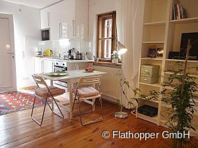 Charmante, renovierte und ruhige 2-Zimmer- Wohnung mit Sonnenterrasse im Vorgarten Münchens-Moosach