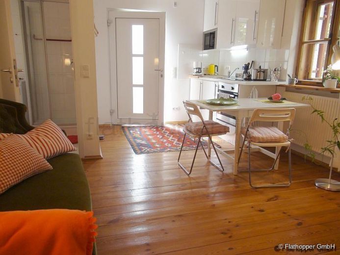 Charmante, renovierte und ruhige 2-Zimmer- Wohnung mit Sonnenterrasse im Vorgarten M&uuml;nchens-Moosach