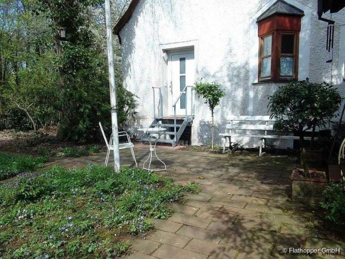 Charmante, renovierte und ruhige 2-Zimmer- Wohnung mit Sonnenterrasse im Vorgarten M&uuml;nchens-Moosach