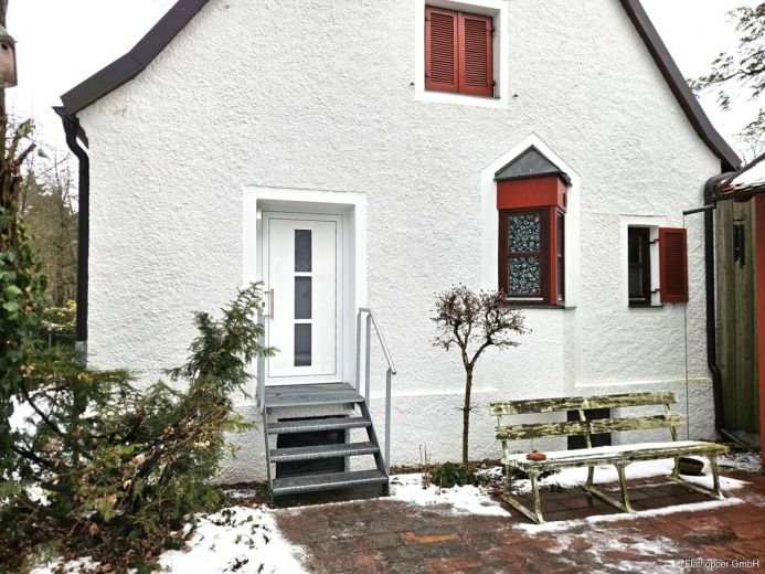 Charmante, renovierte und ruhige 2-Zimmer- Wohnung mit Sonnenterrasse im Vorgarten M&uuml;nchens-Moosach