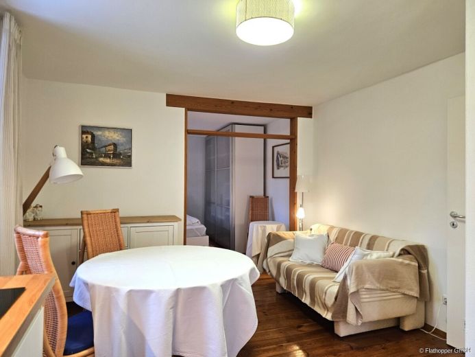 Charmante, renovierte und ruhige 2-Zimmer- Wohnung mit Sonnenterrasse im Vorgarten M&uuml;nchens-Moosach