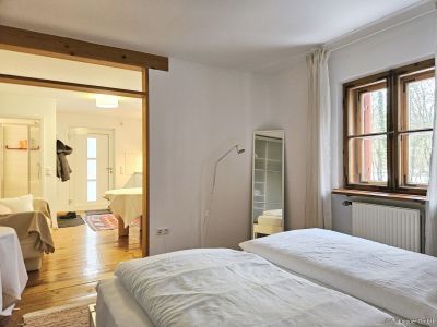 Charmante, renovierte und ruhige 2-Zimmer- Wohnung mit Sonnenterrasse im Vorgarten M&uuml;nchens-Moosach