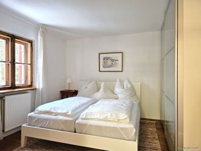 Charmante, renovierte und ruhige 2-Zimmer- Wohnung mit Sonnenterrasse im Vorgarten M&uuml;nchens-Moosach