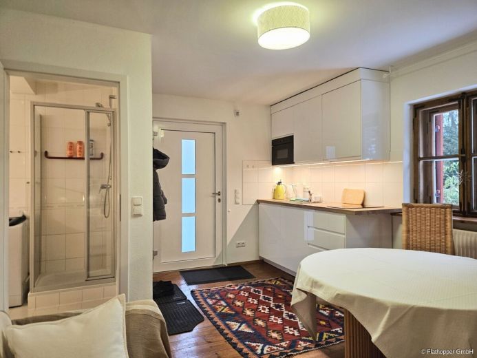 Charmante, renovierte und ruhige 2-Zimmer- Wohnung mit Sonnenterrasse im Vorgarten M&uuml;nchens-Moosach