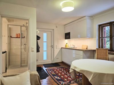 Charmante, renovierte und ruhige 2-Zimmer- Wohnung mit Sonnenterrasse im Vorgarten M&uuml;nchens-Moosach