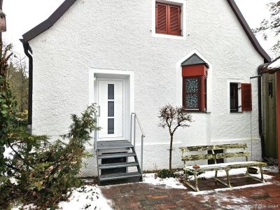 Charmante, renovierte und ruhige 2-Zimmer- Wohnung mit Sonnenterrasse im Vorgarten M&uuml;nchens-Moosach