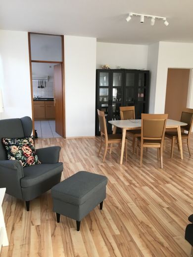Grosse 2-Zimmer-Wohnung 90qm mit 2 Balkonen, nahe Zentrum und Parks