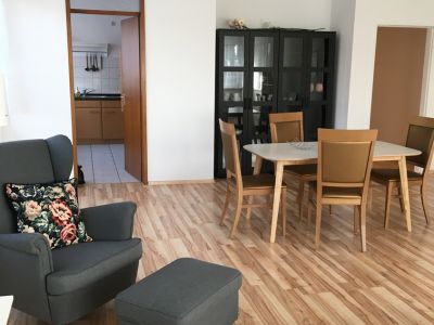 Grosse 2-Zimmer-Wohnung 90qm mit 2 Balkonen, nahe Zentrum und Parks