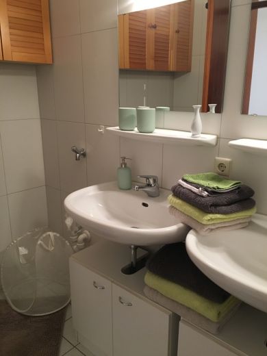 Grosse 2-Zimmer-Wohnung 90qm mit 2 Balkonen, nahe Zentrum und Parks