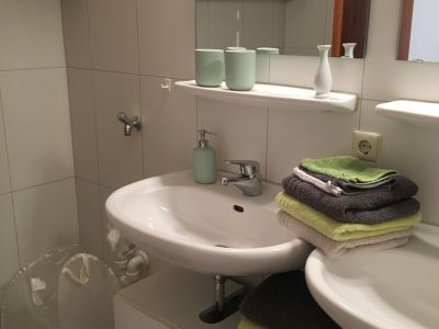 Grosse 2-Zimmer-Wohnung 90qm mit 2 Balkonen, nahe Zentrum und Parks