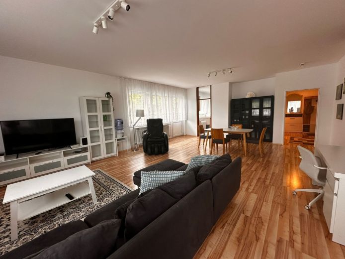 Grosse 2-Zimmer-Wohnung 90qm mit 2 Balkonen, nahe Zentrum und Parks
