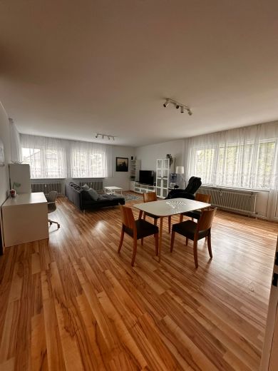 Grosse 2-Zimmer-Wohnung 90qm mit 2 Balkonen, nahe Zentrum und Parks