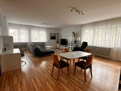 Grosse 2-Zimmer-Wohnung 90qm mit 2 Balkonen, nahe Zentrum und Parks