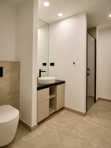 Neubau in urbaner Lage - Stilvoll vollmöbliertes Apartment in 4. Etage mit Balkon und TG-Stellplatz