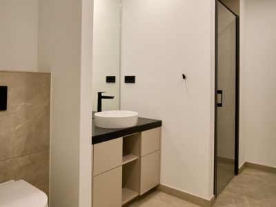 Neubau in urbaner Lage - Stilvoll vollmöbliertes Apartment in 4. Etage mit Balkon und TG-Stellplatz
