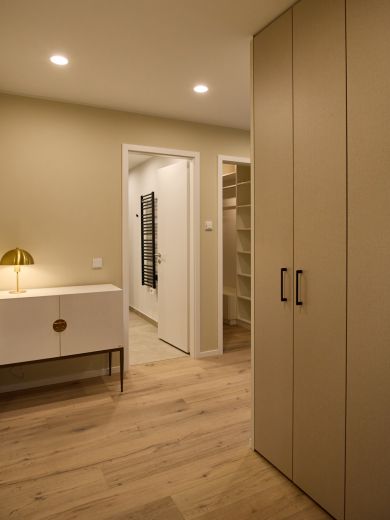 Neubau in urbaner Lage - Stilvoll vollmöbliertes Apartment in 4. Etage mit Balkon und TG-Stellplatz